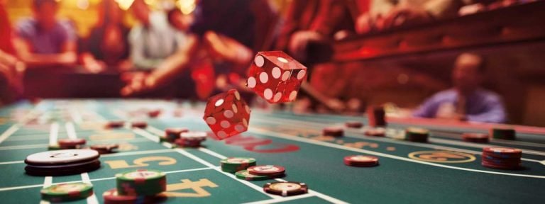 Pengguna membaca ketentuan cashback